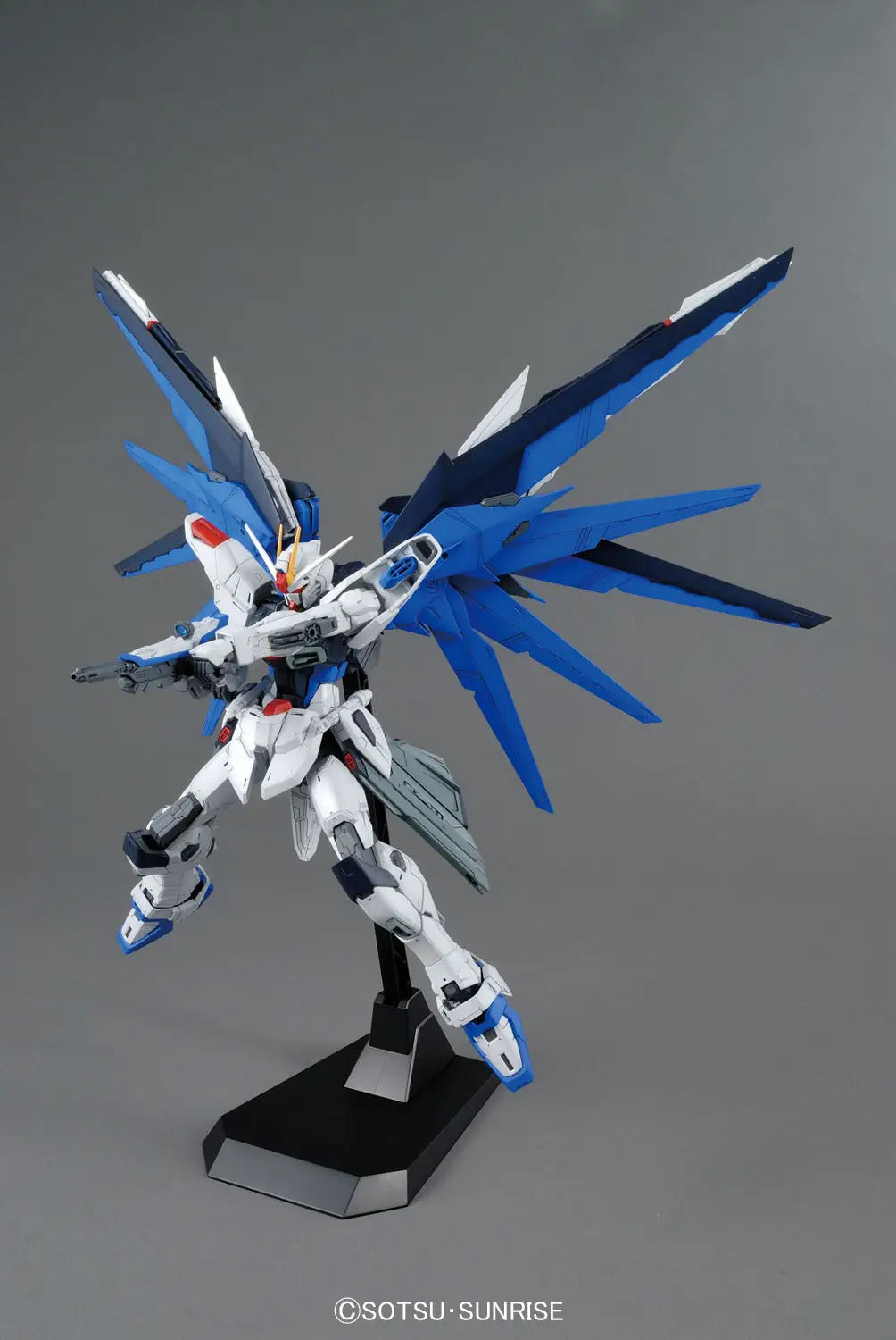 BANDAI MG 1/100 FREEDOM GUNDAM Ver.2.0