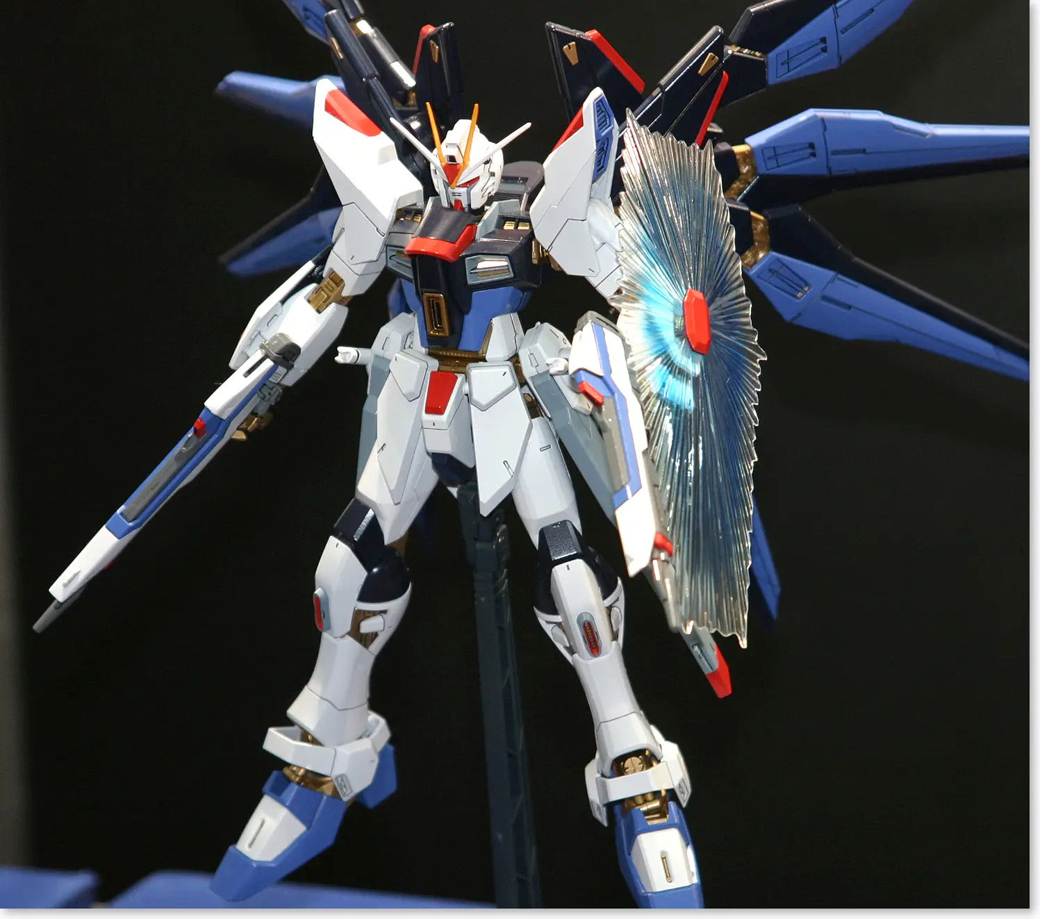 BANDAI MG 1/100 STRIKE FREEDOM GUNDAM FULL BURST MODE